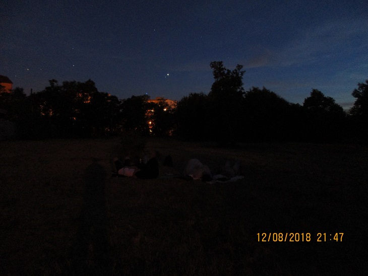 2018-8-12 Chomutov "Na hvězdárně" - část lidí, kteří přišli pozorovat maximum meteorického roje Perseid