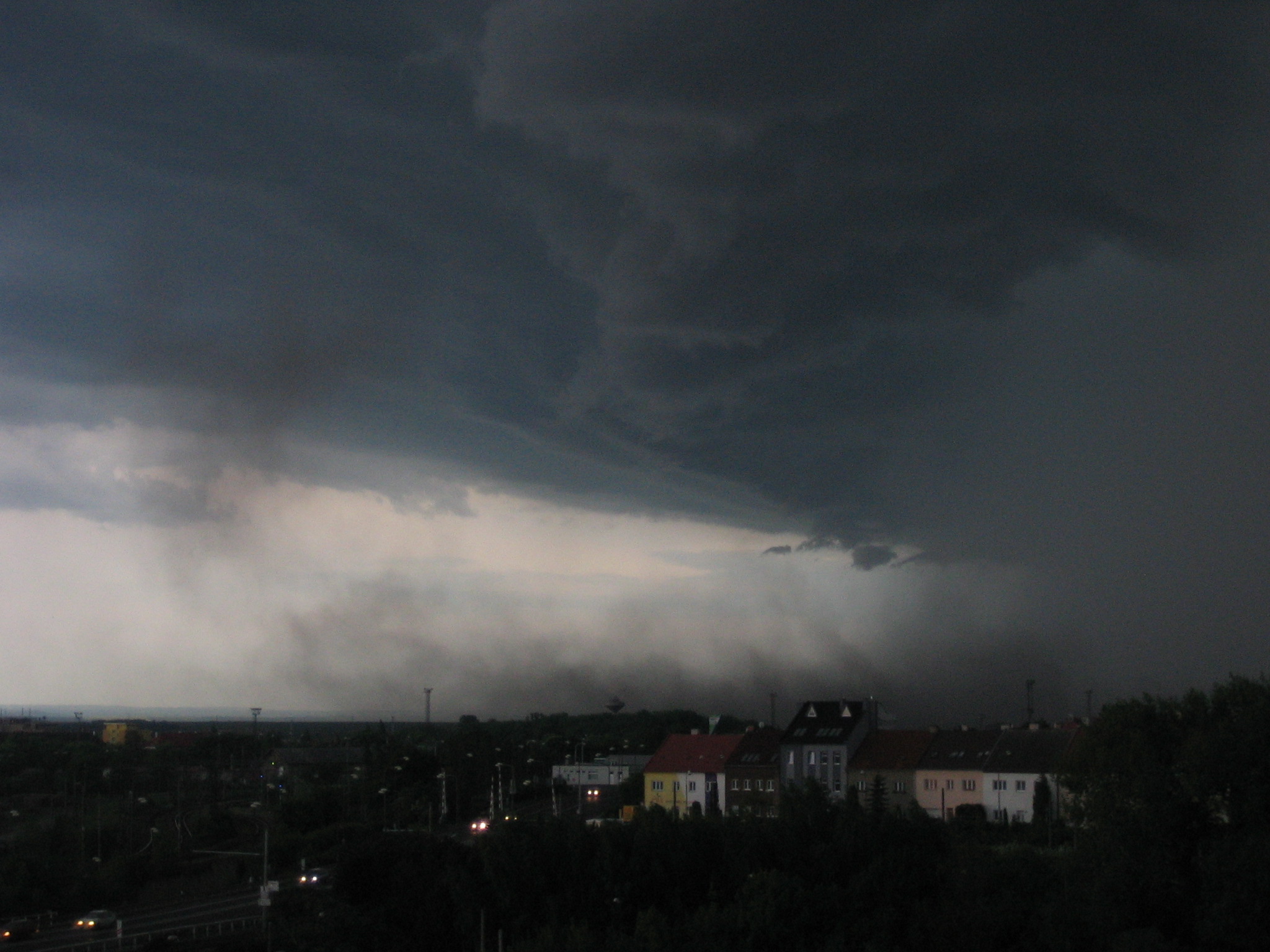 2009-5-8 Chomutov, příchod bouřky